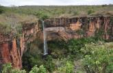 A famosa cachoeira do Véu da Noiva, cartão postal mais conhecido da Chapada dos Guimarães, em Mato Grosso